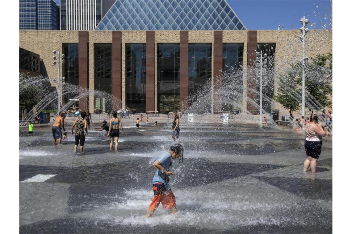 Extreme Hitze in Nordamerika: Hunderte Tote bei fast 50 Grad Menschen kühlen sich in einem Wasserbecken des Rathauses in Edmonton ab. Foto: Jason Franson/The Canadian Press/AP/dpa
