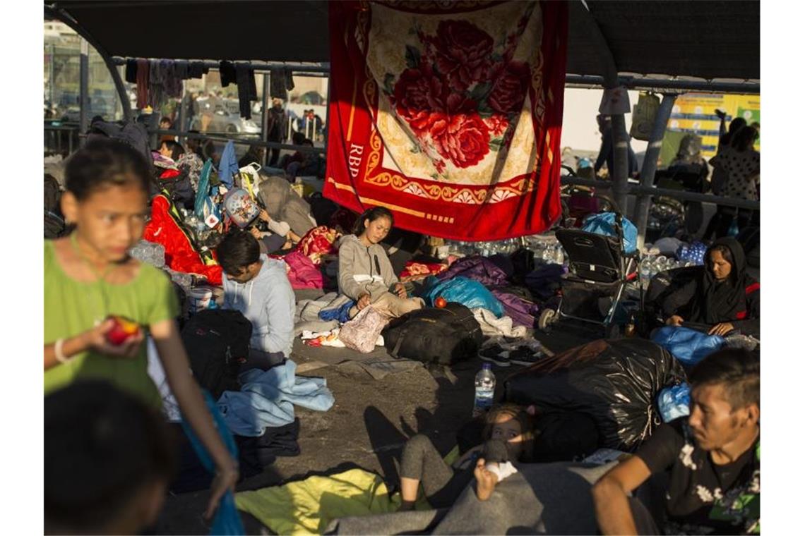 Menschen lagern vor einem Supermarkt in der Nähe des ausgebrannten Flüchtlingslagers Moria. Foto: Socrates Baltagiannis/dpa
