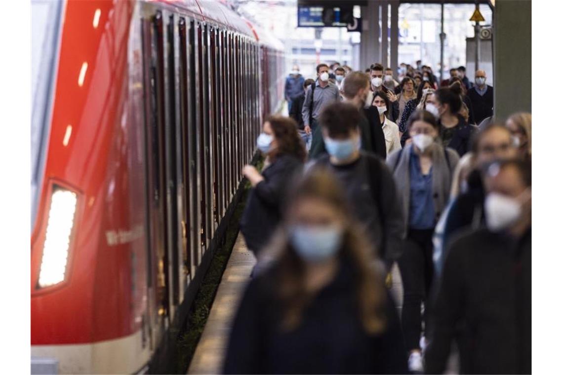 Dichterer Takt bei Stuttgarter S-Bahn am Samstag Menschen laufen neben einer S-Bahn im Hauptbahnhof Stuttgart. Foto: Tom Weller/dpa/Archivbild