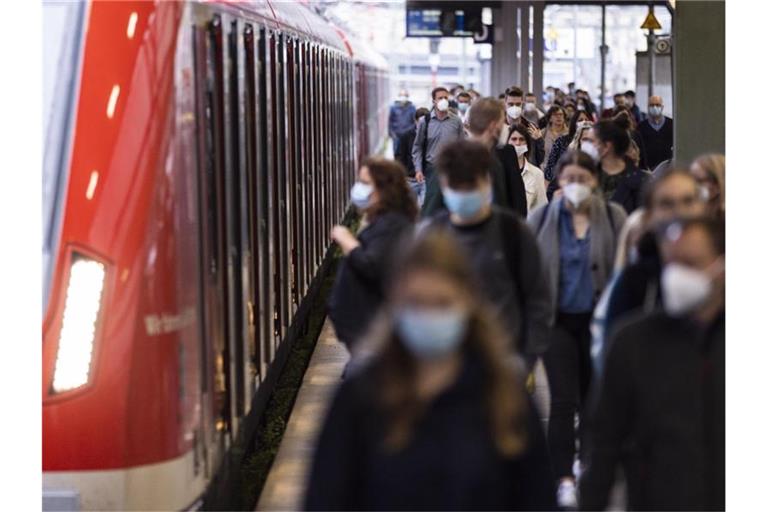 Menschen laufen neben einer S-Bahn im Hauptbahnhof Stuttgart. Foto: Tom Weller/dpa/Archivbild