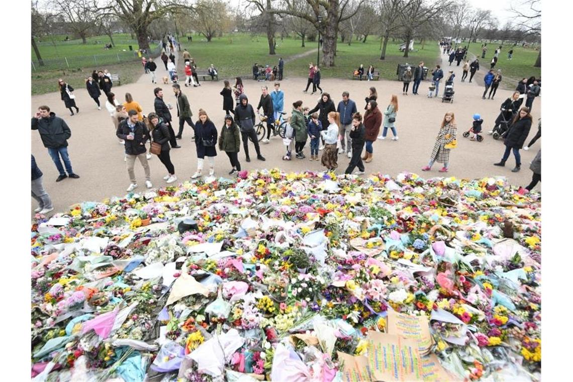 Menschen legen in dem Park Clapham Common Blumen für Sarah Everard nieder. Foto: Victoria Jones/PA Wire/dpa