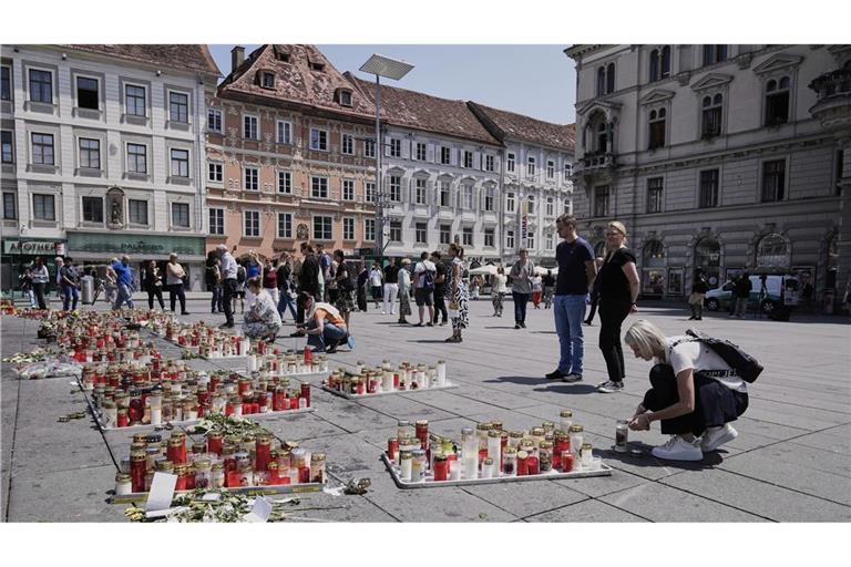Menschen legten nach dem Amoklauf in Graz Blumen nieder.