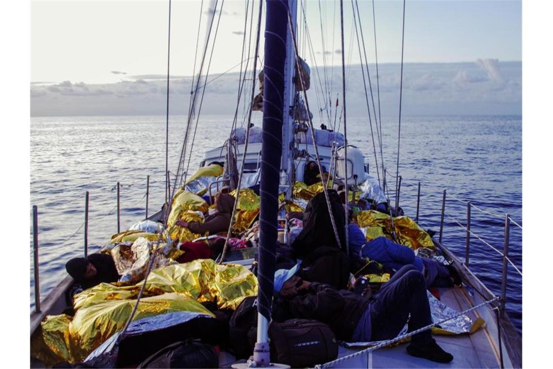 Menschen liegen in Rettungsdecken gehüllt an Bord der „Nadir“. Foto: Elena Kloppmann/RESQSHIP e.V. /dpa