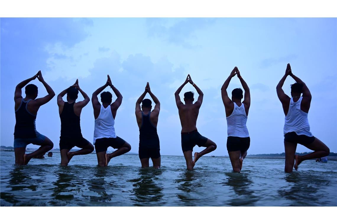 Bilder des Tages Menschen machen Yoga vor den Feierlichkeiten zum Internationalen Yoga-Tag in Prayagraj in Indien.