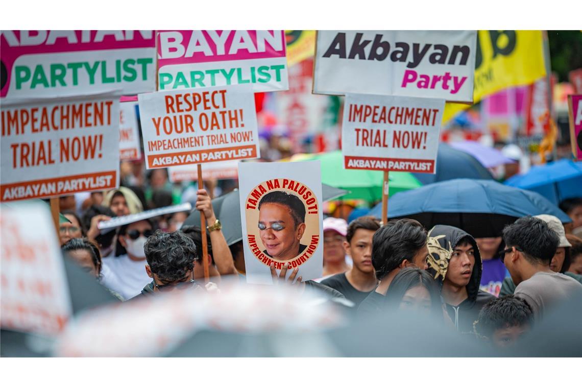 Bilder des Tages Menschen marschieren zum Senat der Philippinen, um zu protestieren und die Vizepräsidentin Duterte anzuklagen.