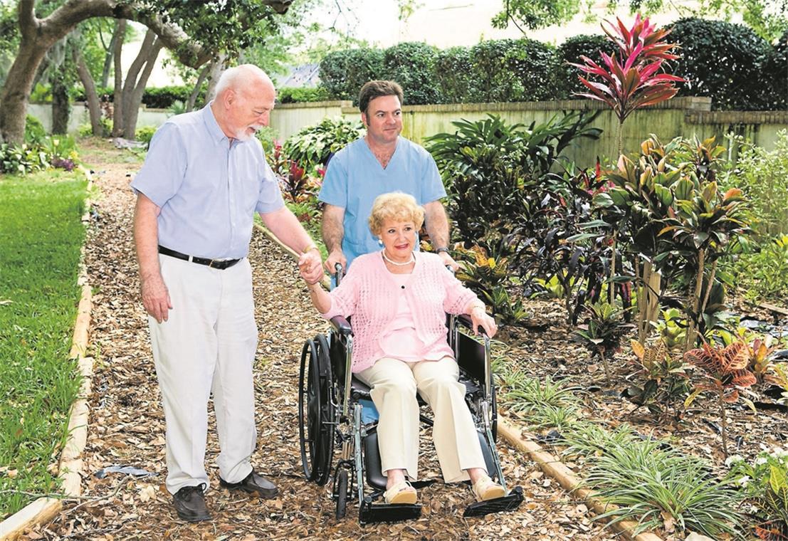 Menschen mit Demenz fühlen sich in einem Garten wohl. Sie kommen hier zur Ruhe oder können sich sogar gärtnerisch betätigen. Aus diesen Gründen wird im künftigen Demenzzentrum des Staigackers in Backnang auf einem Flachdach ein demenzgerechter Dachgarten angelegt. Symbolfoto: Fotolia