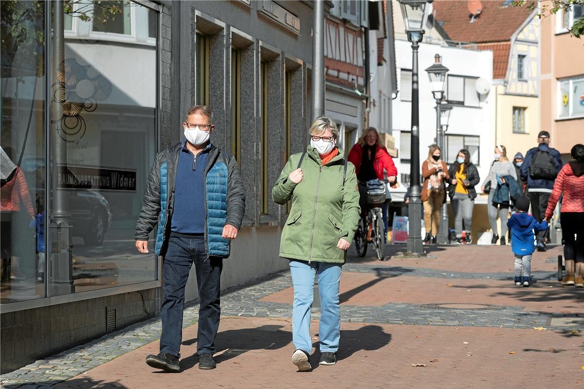 Maskenpflicht in der Backnanger Innenstadt Menschen mit Masken im öffentlichen Raum gehören künftig zum Stadtbild. Nicht nur wie hier in der Backnanger Fußgängerzone, sondern auch überall dort, wo der Sicherheitsabstand von eineinhalb Metern nicht eingehalten werden kann. Wer sich nicht daran hält, muss künftig zahlen. Foto: J. Fiedler