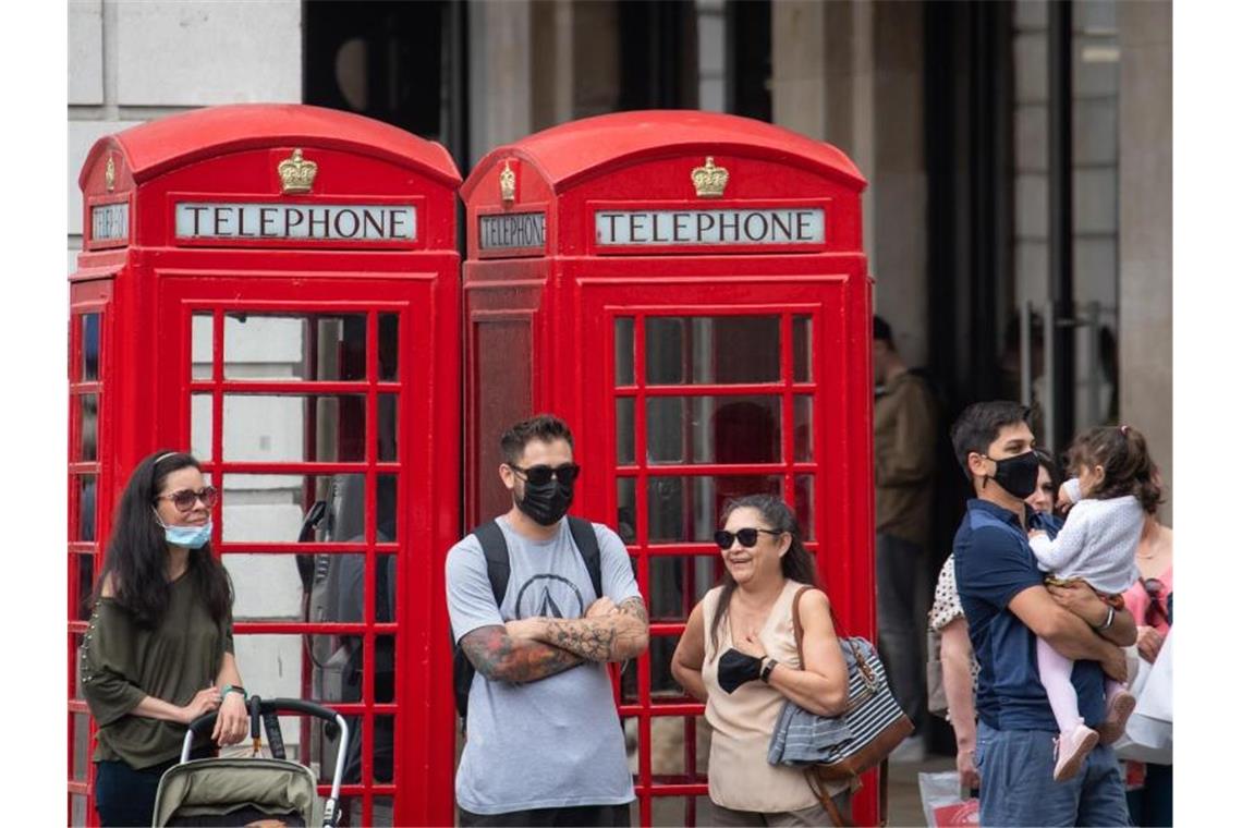 Menschen mit Mund-Nasen-Schutz in London. Foto: Dominic Lipinski/PA Wire/dpa