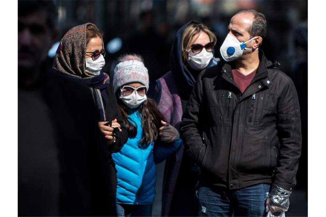 Menschen mit Schutzmasken in der Innenstadt von Teheran: Die Coronavirus-Epidemie im Iran stürzt den Tourismus des Landes in eine neue Krise. Foto: Ahmad Halabisaz/XinHua/dpa