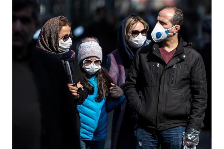 Menschen mit Schutzmasken in der Innenstadt von Teheran: Die Coronavirus-Epidemie im Iran stürzt den Tourismus des Landes in eine neue Krise. Foto: Ahmad Halabisaz/XinHua/dpa