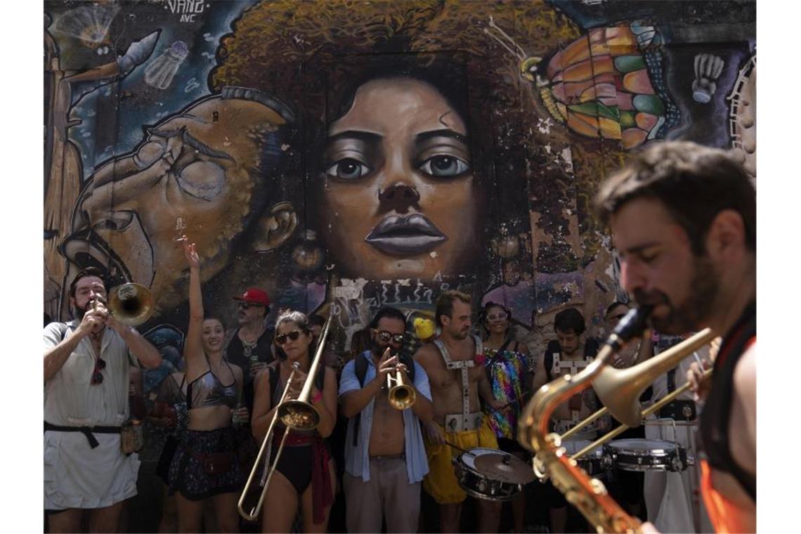 Rios ungewöhnlicher Karneval: Auf der Suche nach dem Samba Menschen musizieren auf den Straßen während einer inoffiziellen Karnevalsparty. Foto: Silvia Izquierdo/AP/dpa