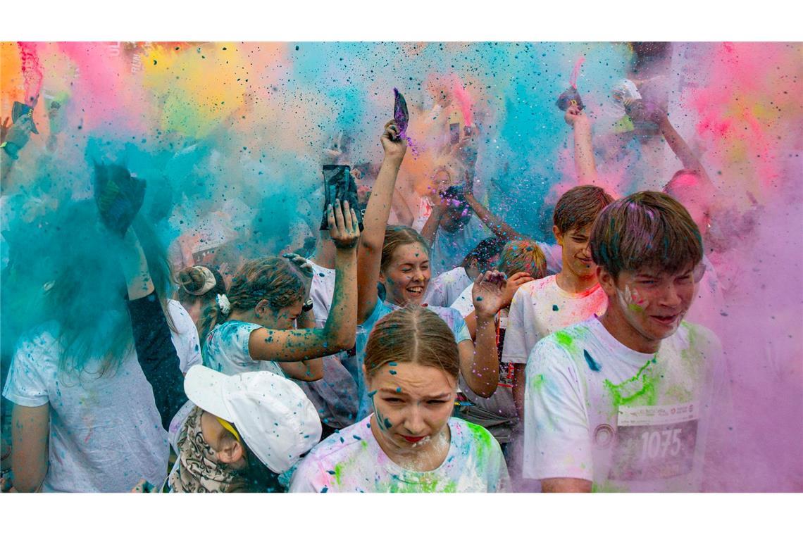 Bilder des Tages Menschen nehmen am Color Run in Jūrmala teil.Der 5 km lange Lauf findet im Kauguri-Park statt, wo die Teilnehmer mit Farbpulver und Schaum beworfen werden.