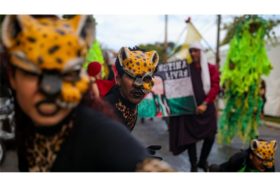 Menschen nehmen am Ufer des Guamá-Flusses in Brasilien an der Eröffnung des People's Summit, einer Initiative von mehr als tausend sozialen Bewegungen und Basisorganisationen aus der ganzen Welt, die sich für Klimagerechtigkeit einsetzen und die "Untätigkeit der Länder des globalen Nordens" anprangern, teil.