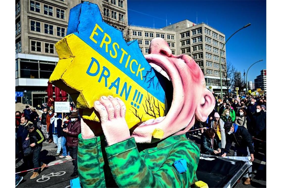 Zehntausende bundesweit bei Demos für Frieden in der Ukraine Menschen nehmen an der Demonstration „Stoppt den Krieg! Frieden und Solidarität für die Menschen in der Ukraine“ in Berlin Mitte teil. Foto: Fabian Sommer/dpa