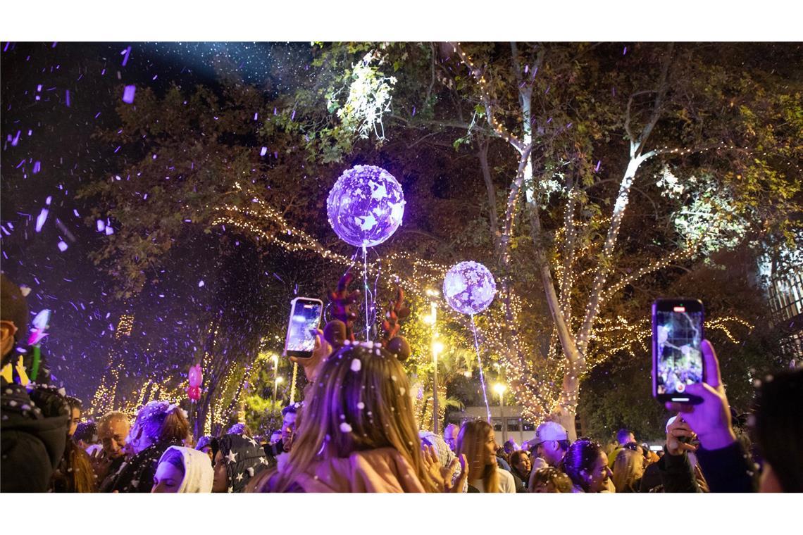 Menschen nehmen an der Einschaltung der Weihnachtsbeleuchtung in Palma auf Mallorca teil.