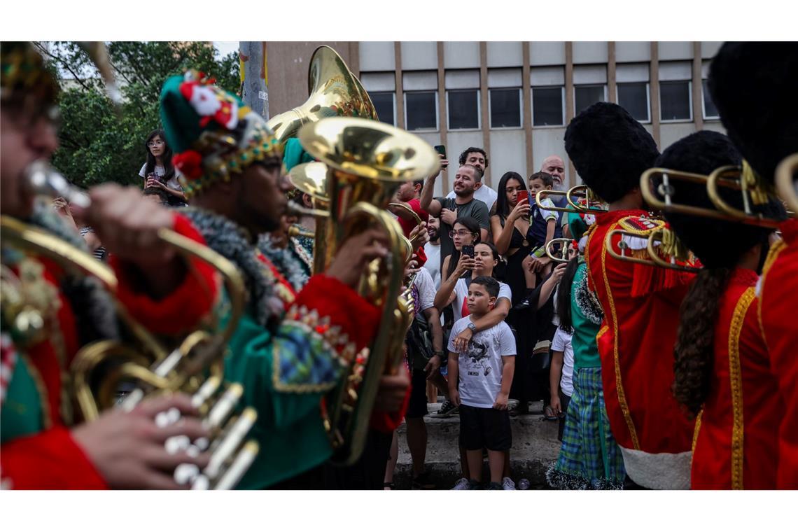 Menschen nehmen an der FelizCidade Weihnachtsparade in Sao Paulo teil.