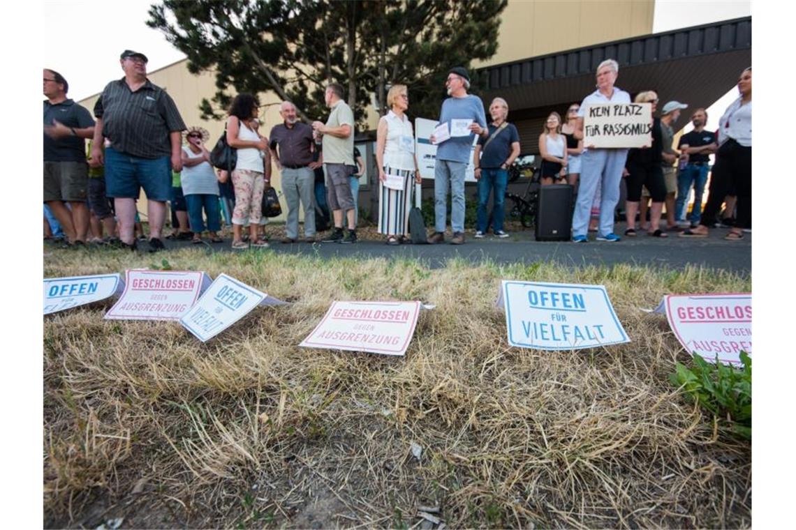 Menschen nehmen an der Mahnwache "Kein Platz für Rassismus" in Wächtersbach teil. Foto: Andreas Arnold