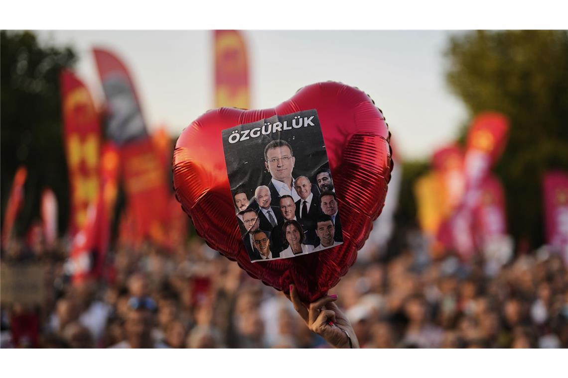 Drei Oppositions-Bürgermeister in der Türkei festgenommen Menschen nehmen an einem Protest teil, zu dem die oppositionelle Republikanische Volkspartei (CHP) aufgerufen hat. (Archivbild)