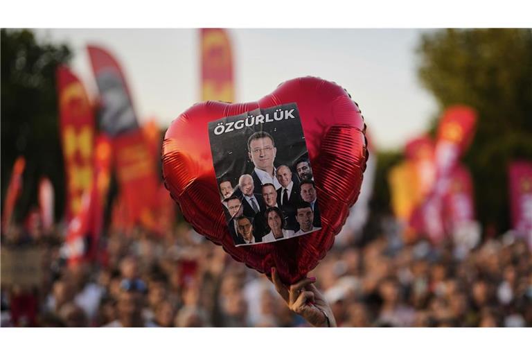 Menschen nehmen an einem Protest teil, zu dem die oppositionelle Republikanische Volkspartei (CHP) aufgerufen hat. (Archivbild)