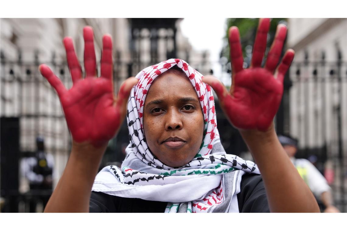 Bilder des Tages Menschen nehmen an einem Protest vor der Downing Street teil, während der britische Premierminister Starmer hochrangige Minister zu einer dringenden Kabinettssitzung zur Lage im Gazastreifen versammelt.