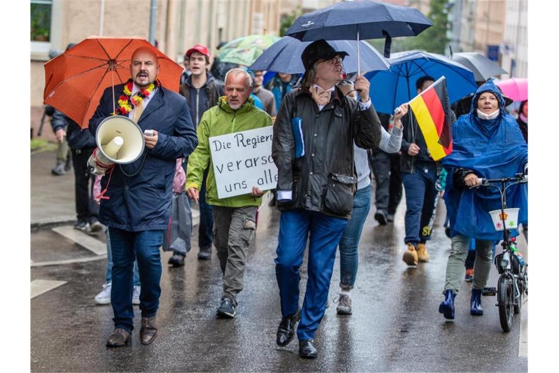 Menschen nehmen an einer Demonstration gegen Corona-Beschränkungen teil. Foto: Christoph Schmidt/dpa/Archivbild