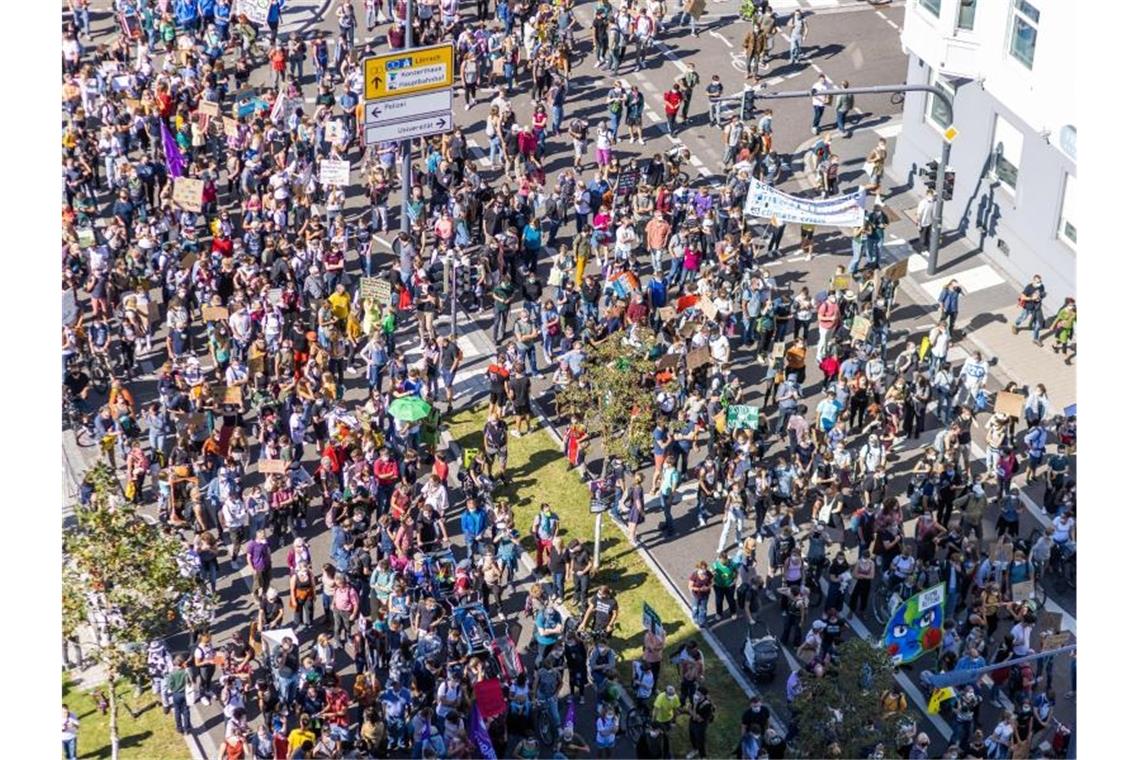 Zehntausende demonstrieren im Südwesten für mehr Klimaschutz Menschen nehmen an einer Demonstration von Fridays for Future in Freiburg teil. Foto: Philipp von Ditfurth/dpa