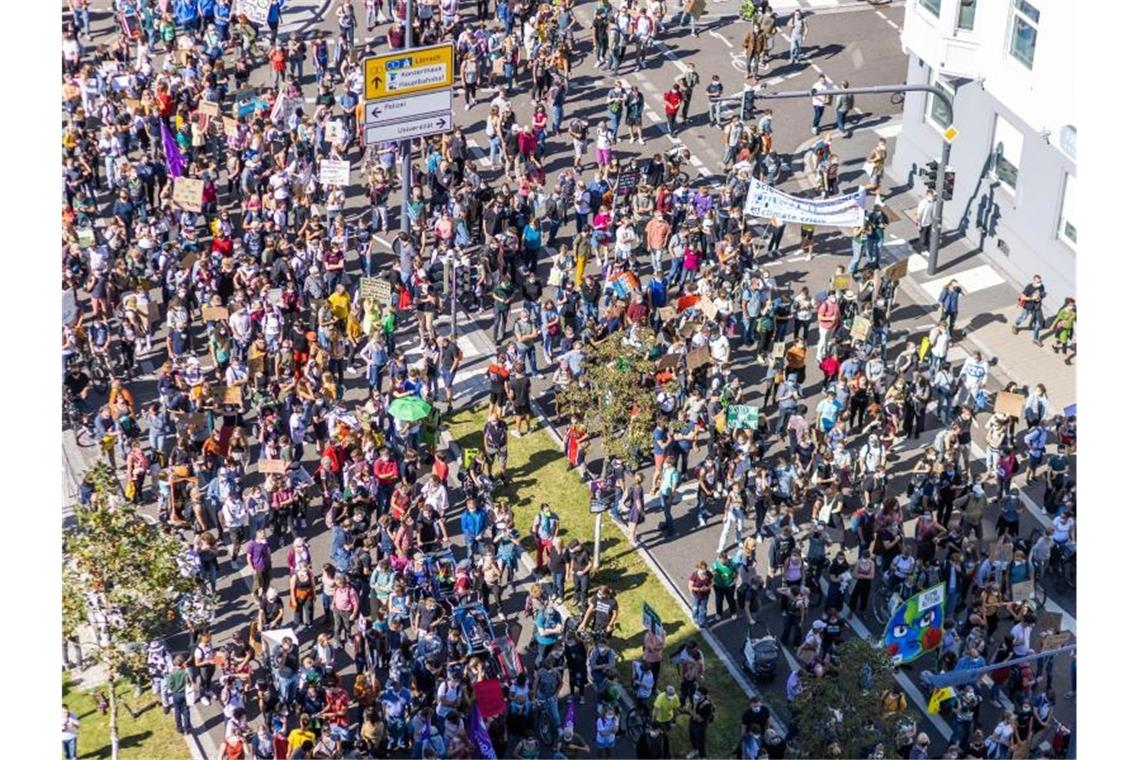 Menschen nehmen an einer Demonstration von Fridays for Future in Freiburg teil. Foto: Philipp von Ditfurth/dpa