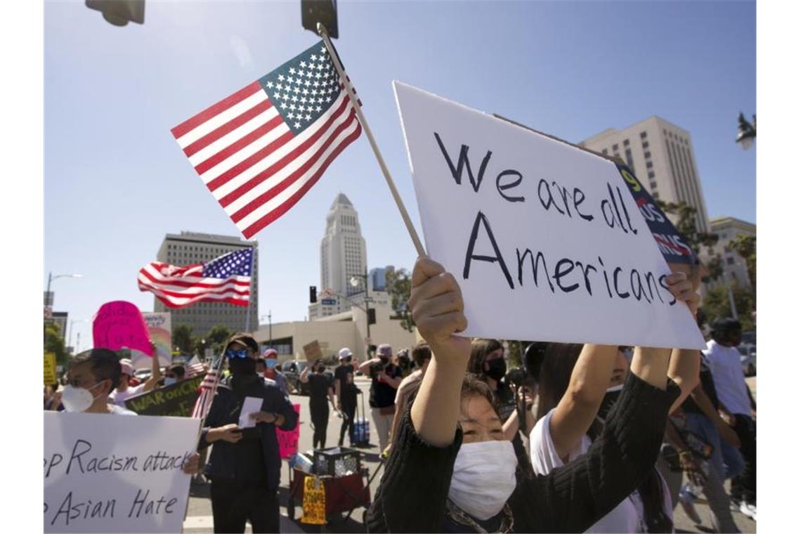 Menschen nehmen an einer Kundgebung gegen Hassverbrechen gegen asiatischstämmige Amerikaner teil. Foto: Damian Dovarganes/AP/dpa/Archiv