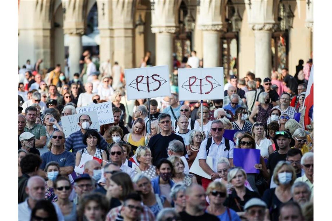 Polen wegen Rundfunkgesetz in der Kritik Menschen nehmen in Krakau an einer Demonstration gegen die Änderung des Rundfunkgesetzes teil. Foto: Lukasz Gagulski/PAP/dpa