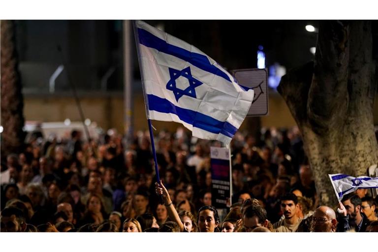 Menschen nehmen in Tel Aviv an einer Solidaritätskundgebung für die von der Hamas entführten Geiseln teil.