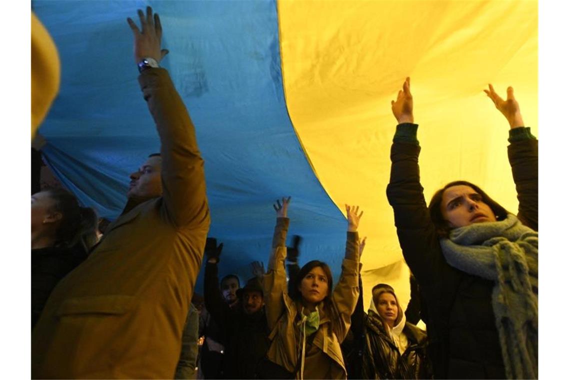 Immer mehr Russen rufen zur Beendigung des Krieges auf Menschen nehmen vor der russischen Botschaft in Prag mit einer riesigen ukrainischen Fahne an einer Demonstration aus Solidarität mit der Ukraine teil. Foto: Kamaryt Michal/CTK/dpa