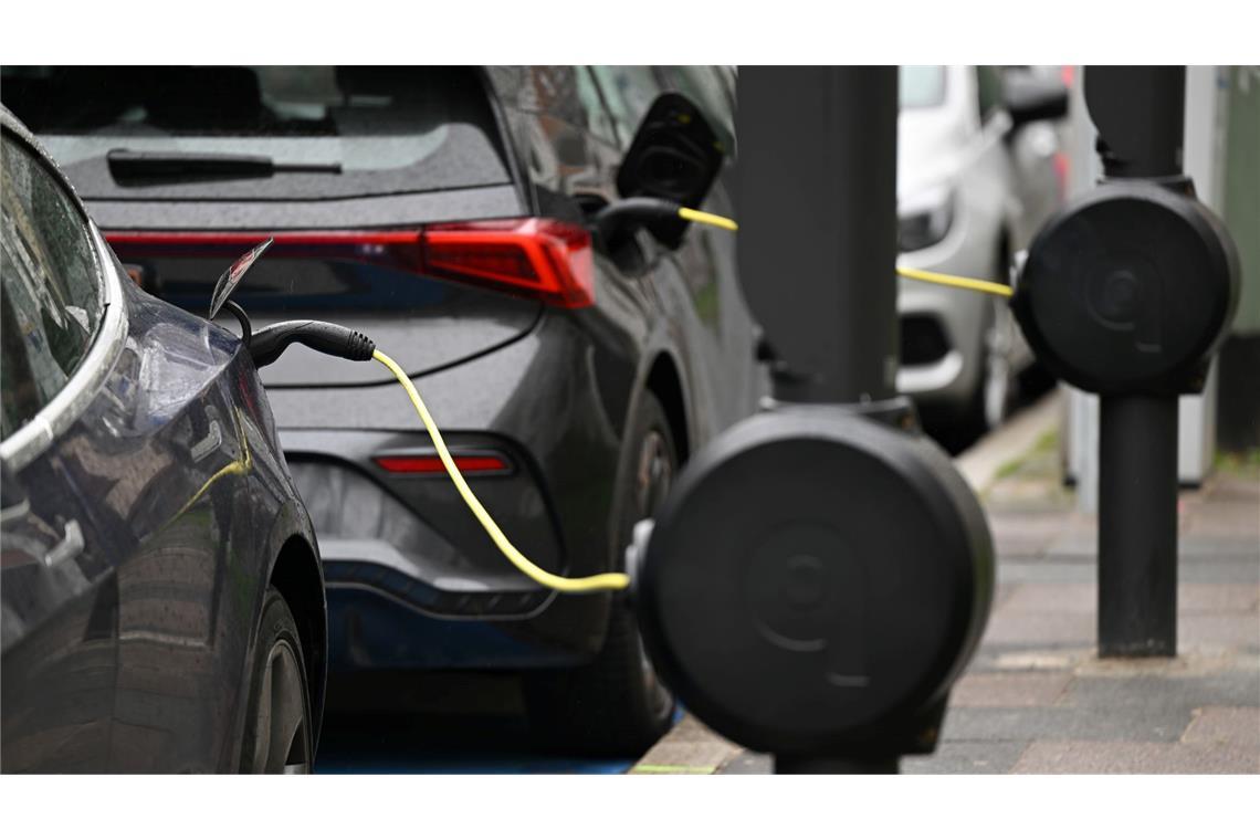 Acht von zehn E-Autofahrern finden Stromer alltagstauglich Menschen ohne E-Auto schätzen deren Nachteile als gravierender ein. (Symbolbild)