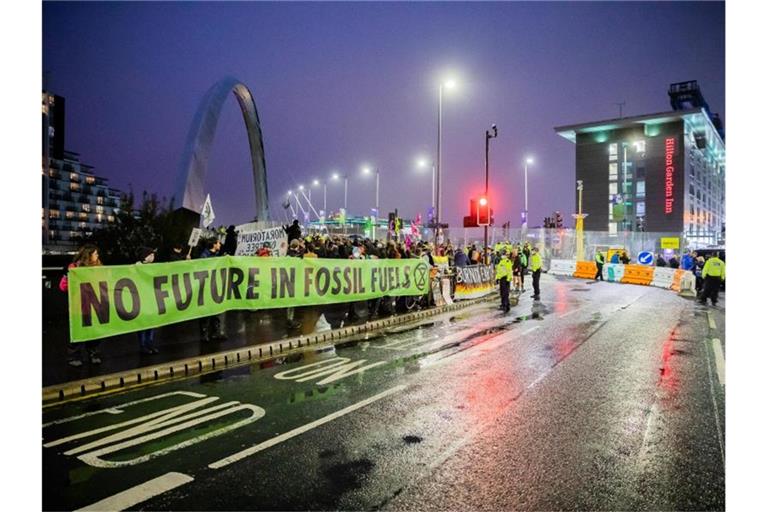 Menschen protestieren am Rande der UN-Klimakonferenz COP26 in Glasgow für besseren Klimaschutz. Foto: Christoph Soeder/dpa