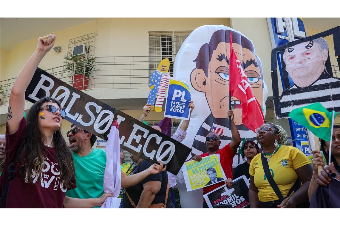 Menschen protestieren gegen Bolsonaro. (Archivbild)