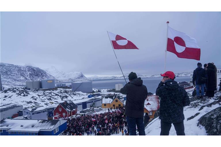 Menschen protestieren gegen die Grönlandpläne von US-Präsident Trump vor dem US-Konsulat. (Archivbild)