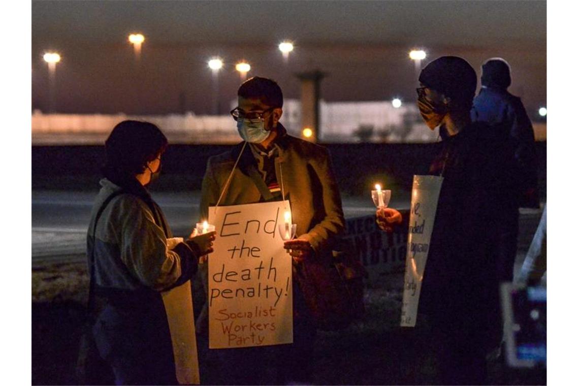 US-Regierung lässt vor Trump-Ablösung Häftling hinrichten Menschen protestieren gegen die Hinrichtung von Brandon Bernard. Foto: Austen Leake/The Tribune-Star/AP/dpa