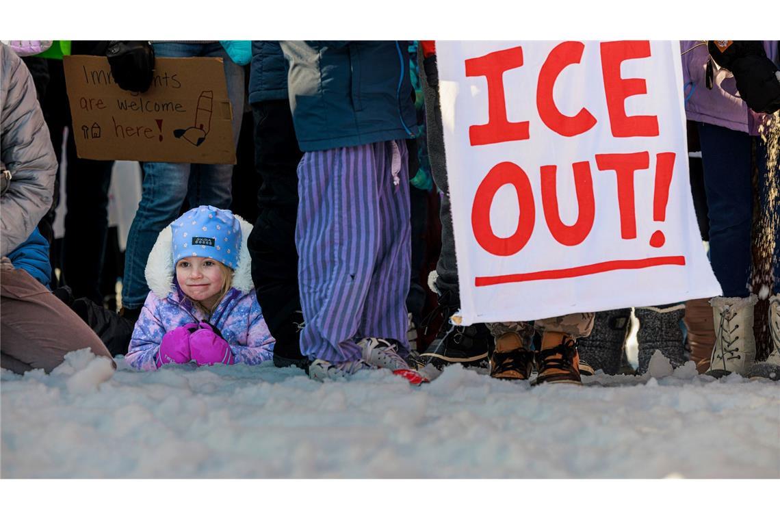 Menschen protestieren gegen die Präsenz der US-Einwanderungsbehörde ICE.