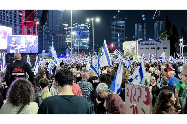 Menschen protestieren gegen die Regierung Netanjahus und fordern die Freilassung von Geiseln  im Gazastreifen.