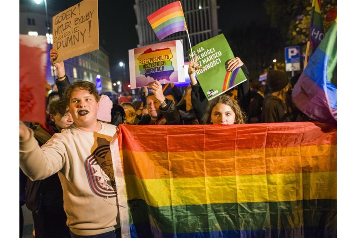 Proteste gegen geplantes Verbot von LGBT-Demos in Polen Menschen protestieren gegen ein geplantes Verbot von Demonstrationen für Lesben und Schwule. Foto: Attila Husejnow/SOPA Images via ZUMA Press Wire/dpa