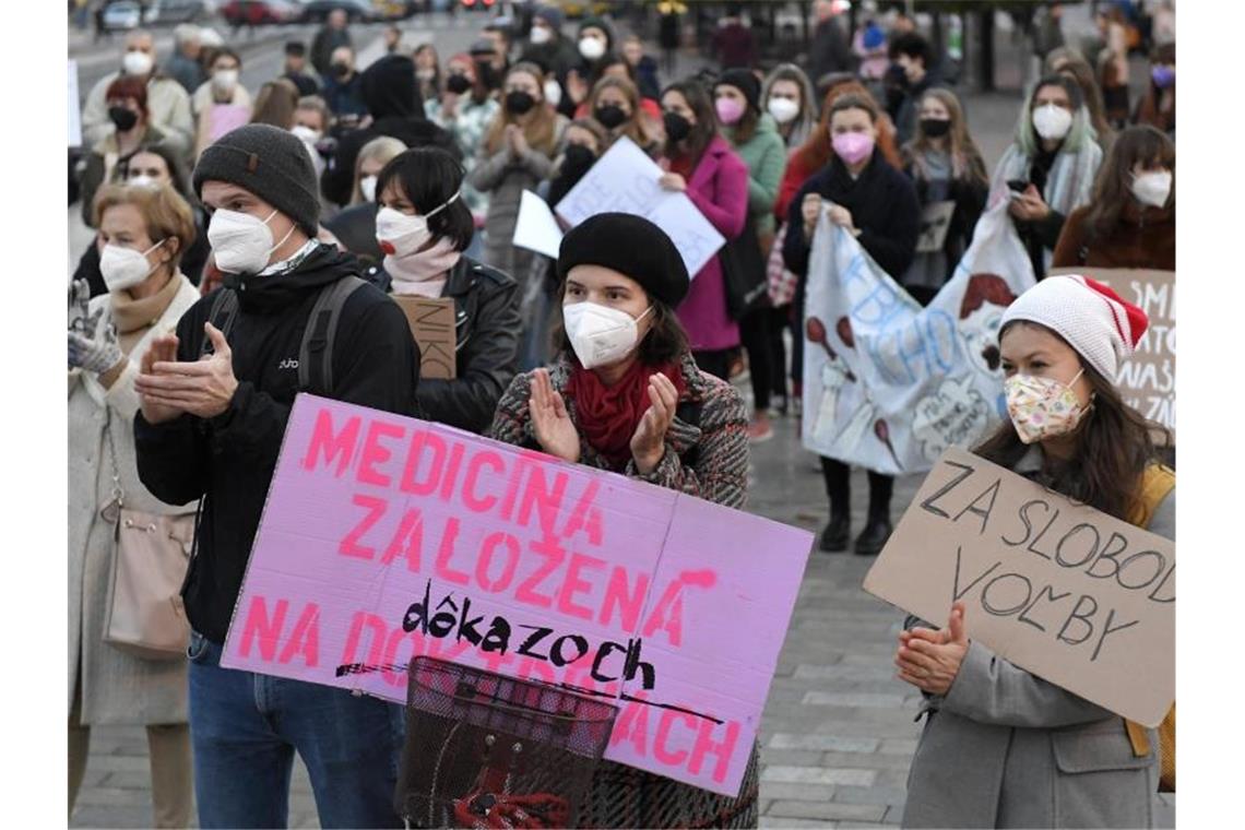 Strengeres Abtreibungsgesetz scheitert in Slowakei Menschen protestieren im Oktober gegen einen Gesetzesvorschlag, der den Zugang zu Abtreibungen erschwert. Foto: Frantisek Ivan/TASR via AP/dpa
