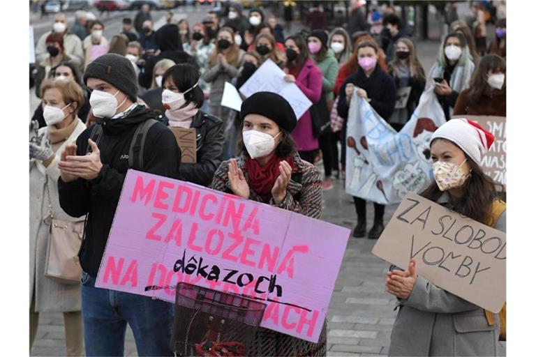 Menschen protestieren im Oktober gegen einen Gesetzesvorschlag, der den Zugang zu Abtreibungen erschwert. Foto: Frantisek Ivan/TASR via AP/dpa