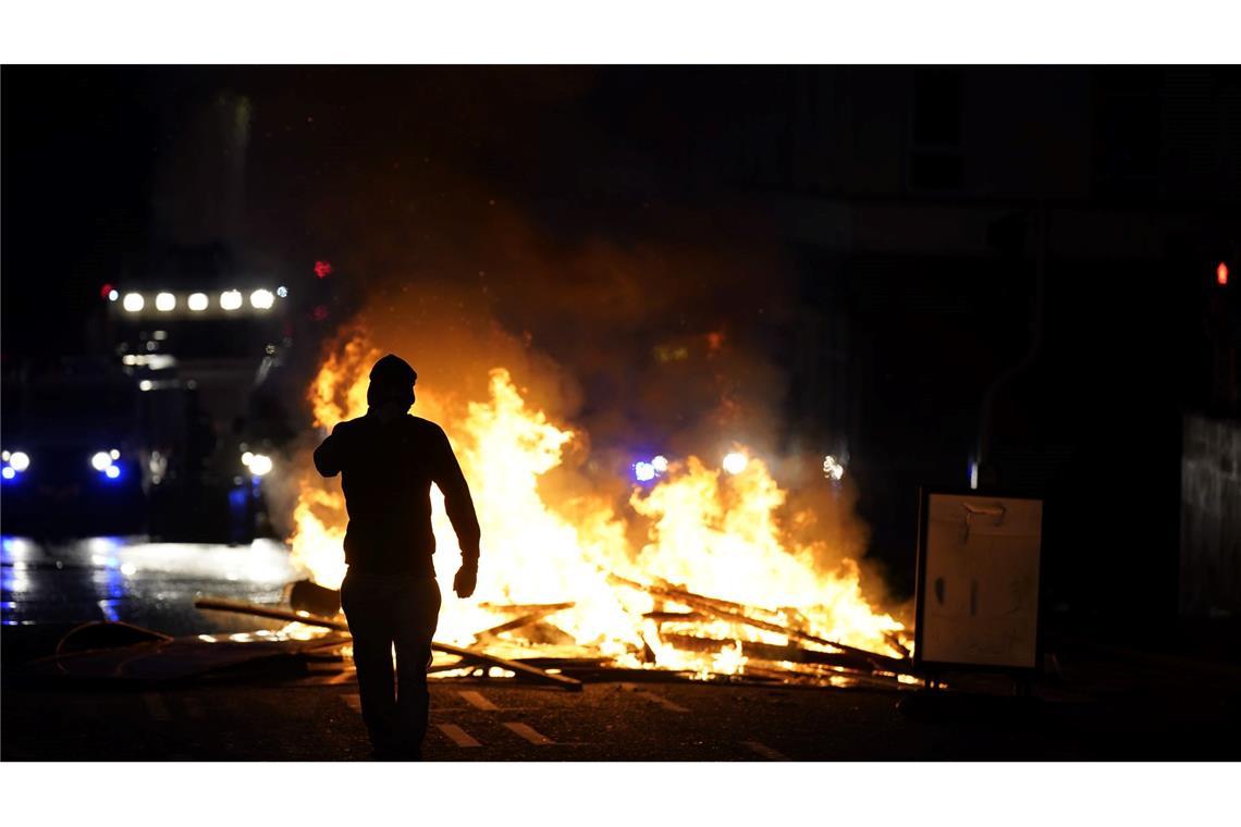 Bilder des Tages Menschen protestieren in Ballymena in Nordirland wegen des Verdachts der versuchten Vergewaltigung eines Mädchens.