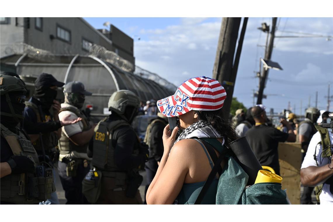 Menschen protestieren vor dem Abschiebezentrun in Newark im US-Bundestaat New Jersey.