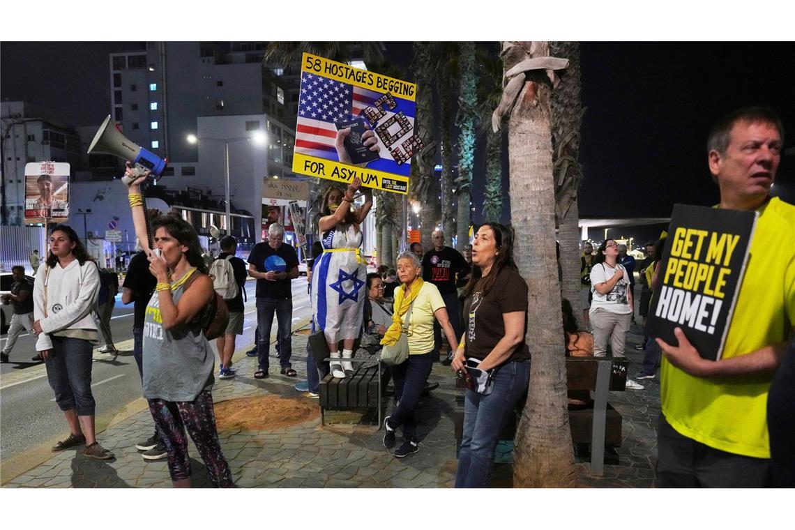 67 Ex-Geiseln fordern Netanjahu zu Geisel-Deal auf Menschen protestieren vor der Außenstelle der US-Botschaft und fordern die Freilassung der von der Hamas im Gazastreifen festgehaltenen Geiseln.