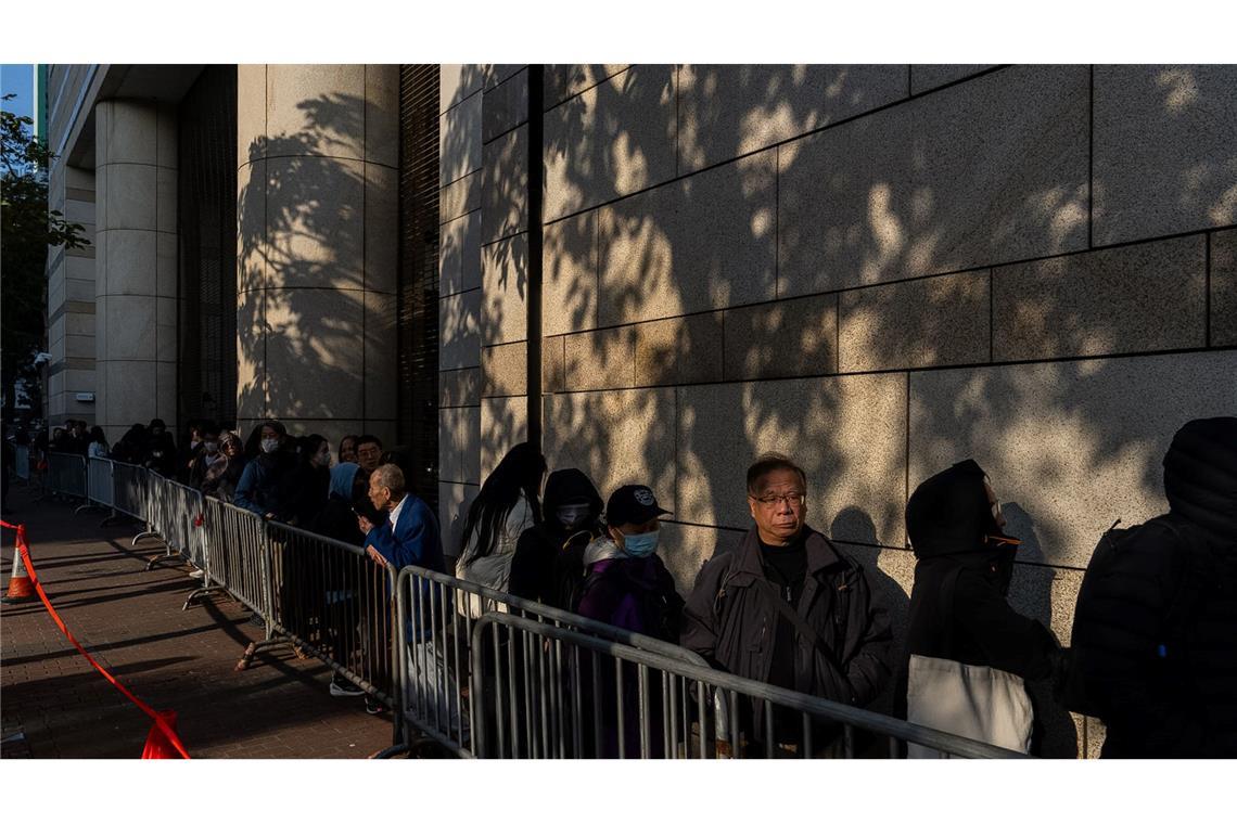 Menschen reihten sich bereits Stunden vor Prozessbeginn ein, um daran teilzunehmen.