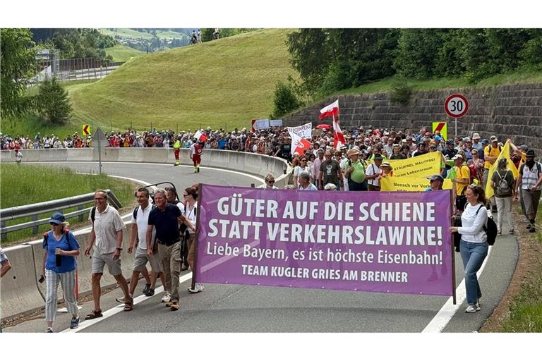 Menschen reisten mit Bahn und Fahrrädern zu dem Protest an.
