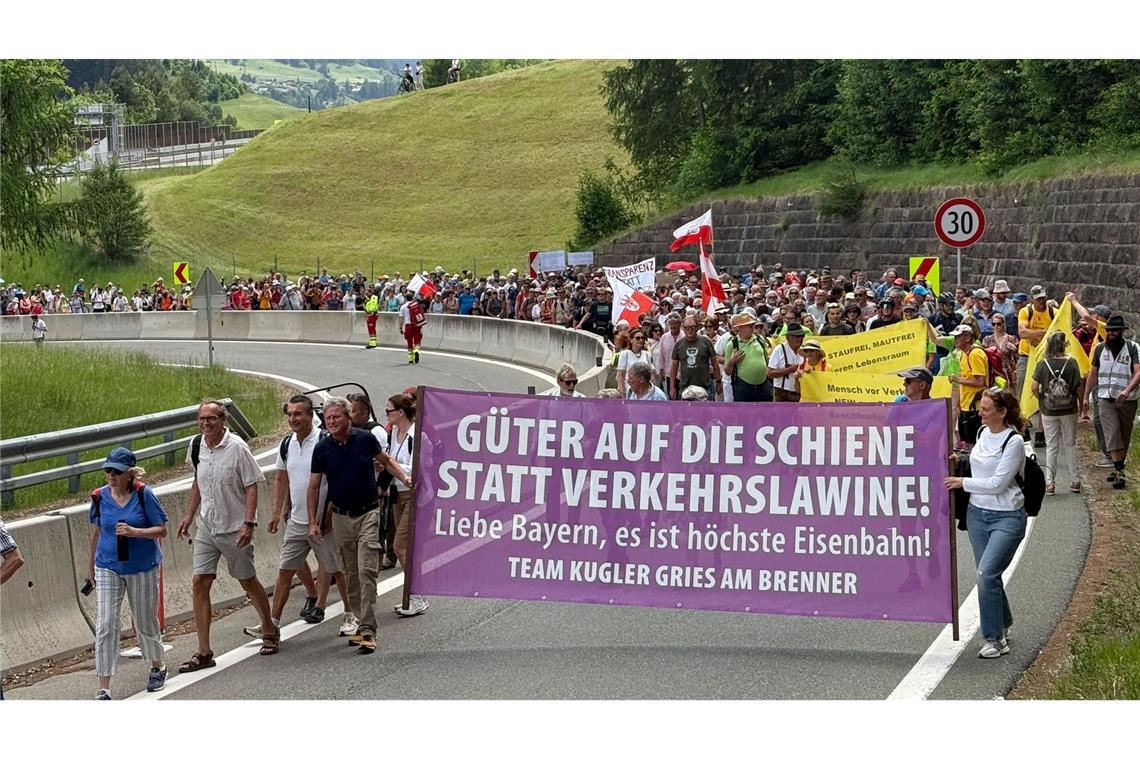Menschen reisten mit Bahn und Fahrrädern zu dem Protest an.