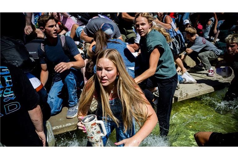 Menschen rennen weg, nachdem Kirk angeschossen wurde.