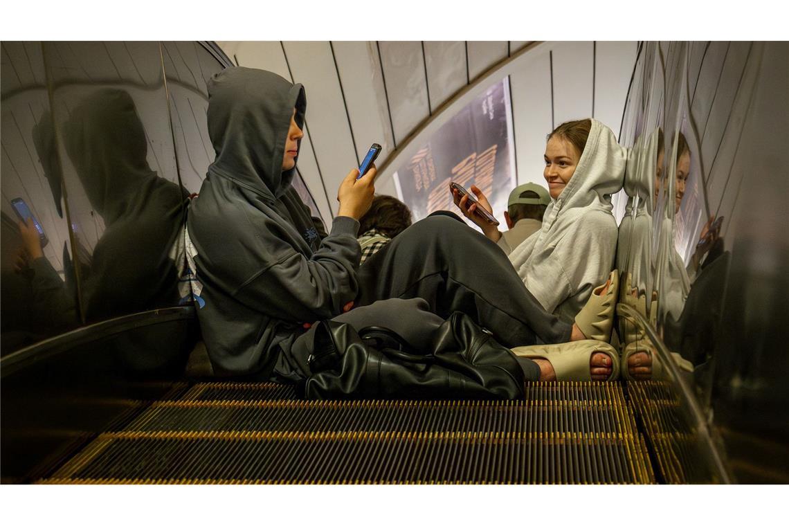 Bilder des Tages Menschen ruhen sich aus während eines russischen Drohnenangriffs in Kiew, Ukraine, am frühen Dienstag, in einer U-Bahn-Station, die als Bunker genutzt wird.