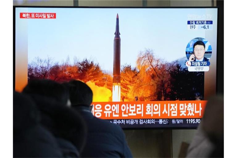 Menschen schauen sich im Bahnhof von Seoul eine Nachrichtensendung an, in der ein nordkoreanischen Raketenstart gezeigt wird (Archivbild). Foto: Ahn Young-Joon/AP/dpa